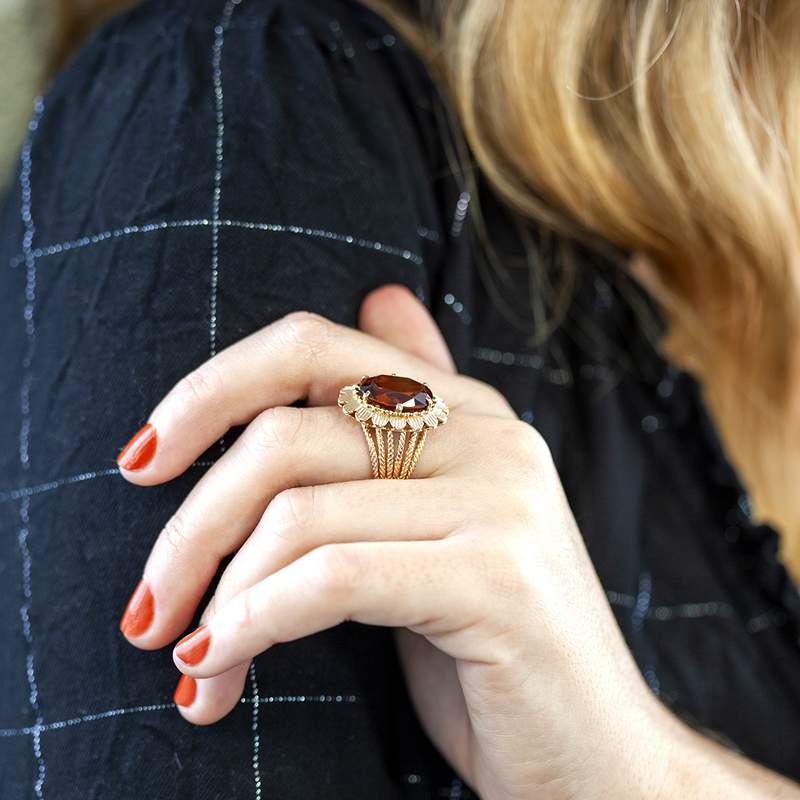 Bague d'occasion or 750 jaune corindon synthétique - vue porté 2