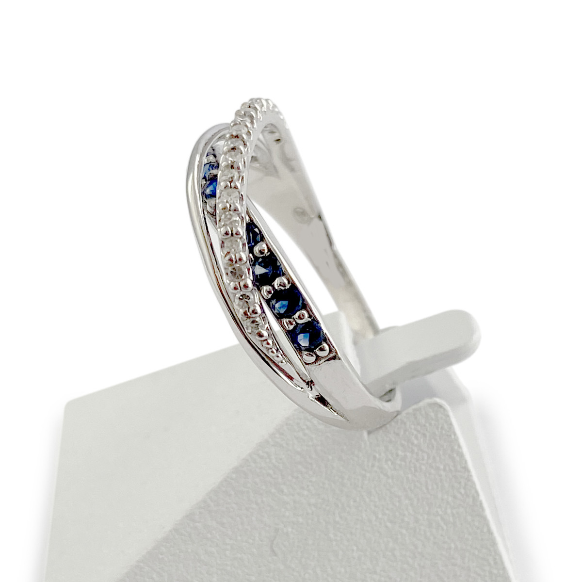 Bague d'occasion or 750 blanc anneaux entrelacés saphirs et diamants - vue 2