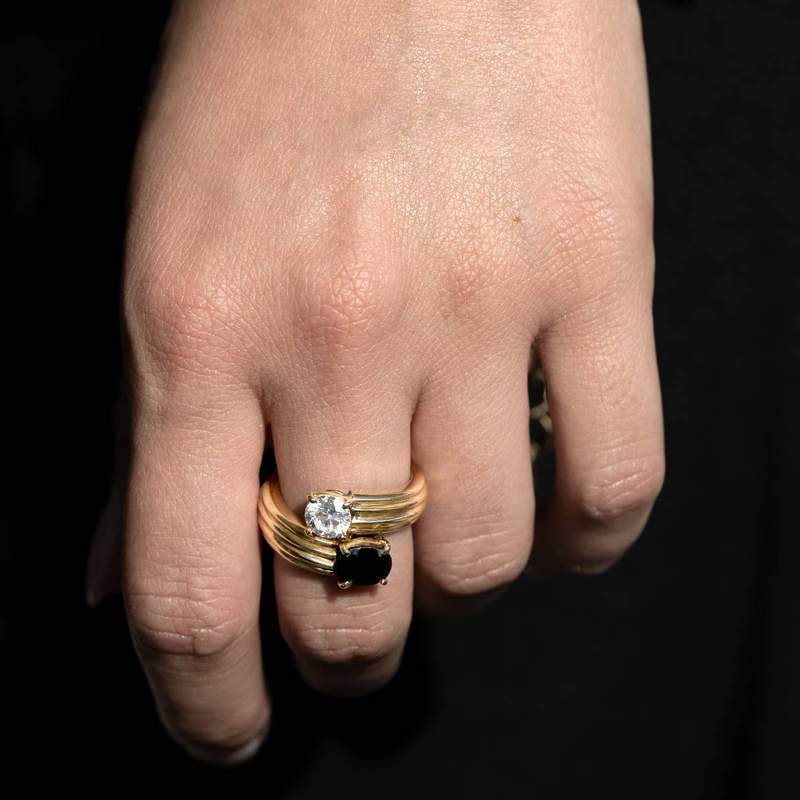 Bague d'occasion or 750 jaune saphir diamant - vue porté 1