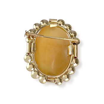 Pre-owned 750 yellow gold brooch with shell cameo