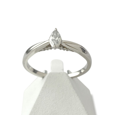 Tweedehands ring in 750 witgoud met diamanten en saffieren