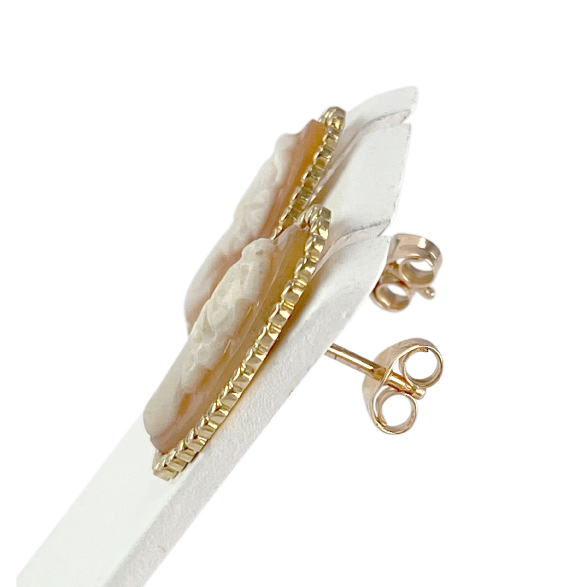 Boucles d'oreilles d'occasion or 750 jaune camées coquille - vue 2