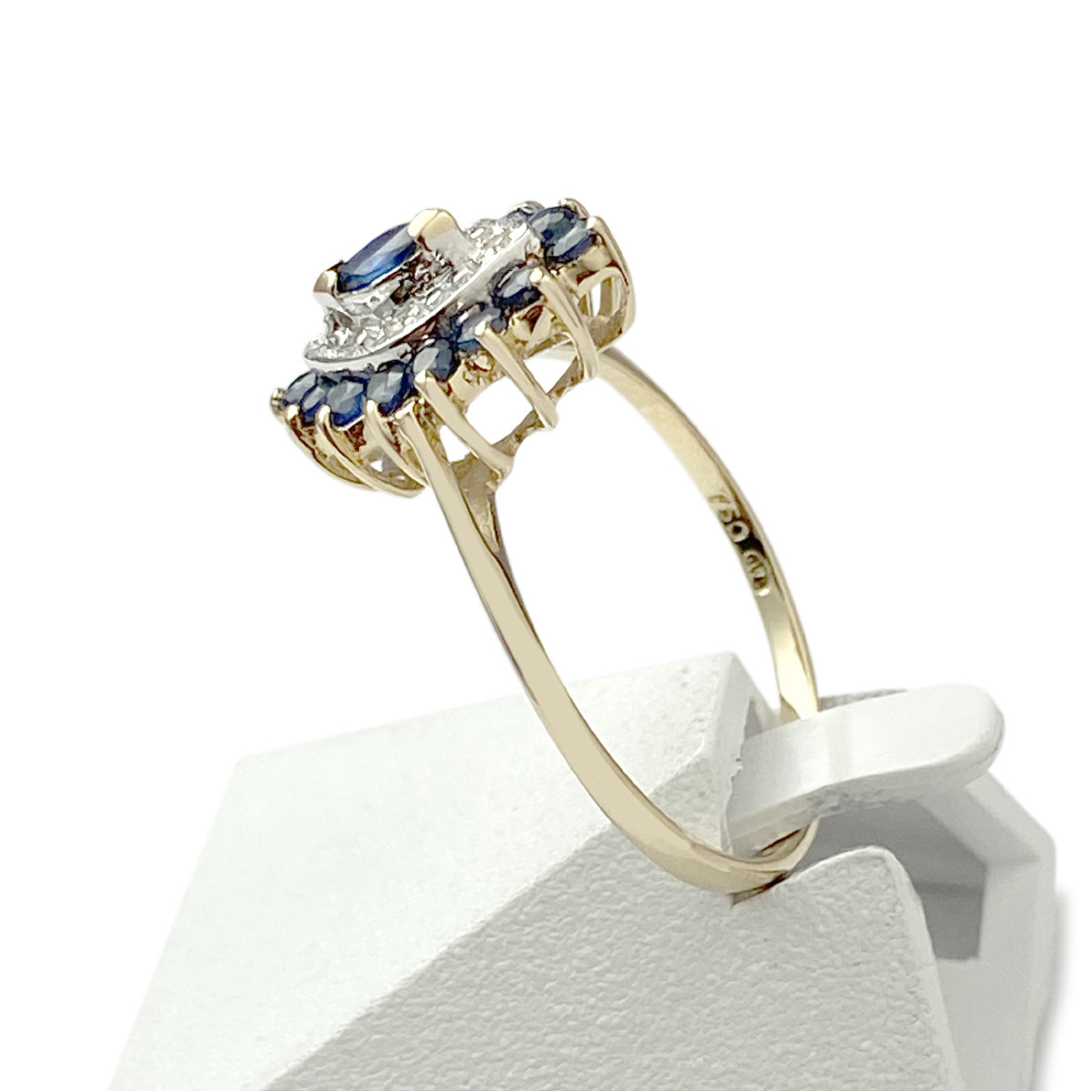 Bague d'occasion 2 ors 750 diamants saphirs - vue 2