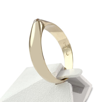 Tweedehands 585 geelgouden ring met synthetische witte saffier