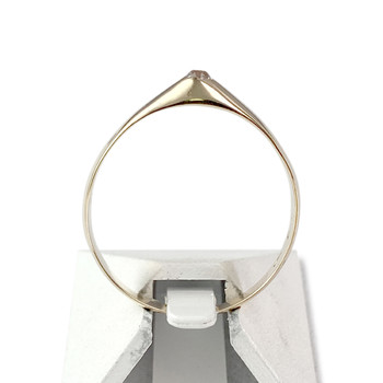 Tweedehands 585 geelgouden ring met synthetische witte saffier