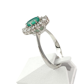 Tweedehands gouden ring 750 witte chalcedoon getint met groene zirkonia's