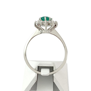 Tweedehands gouden ring 750 witte chalcedoon getint met groene zirkonia's