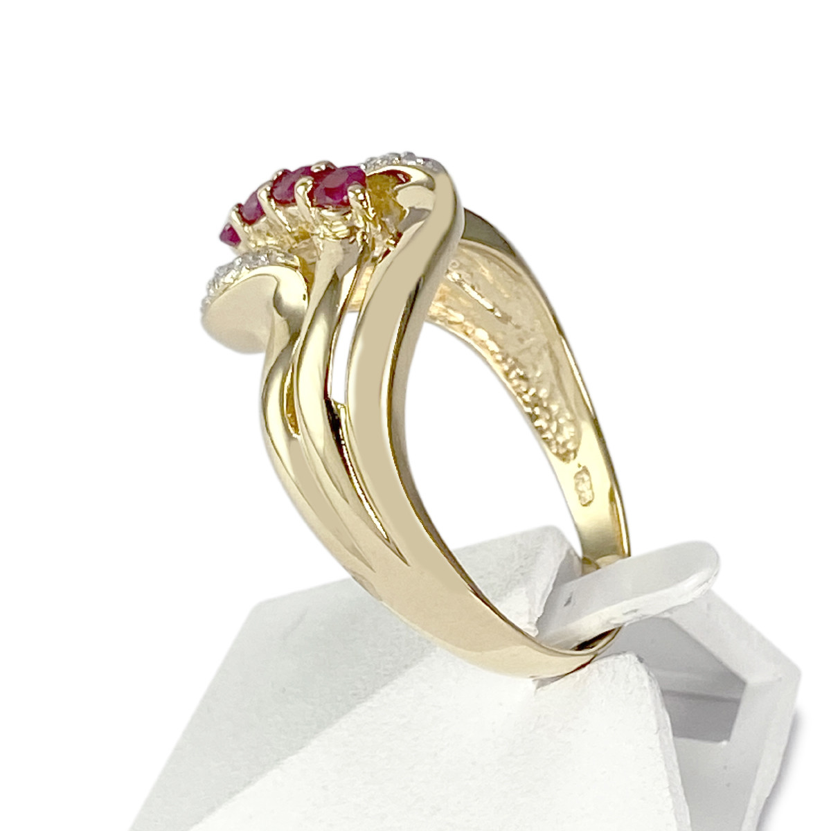 Bague d'occasion or 750 jaune et rhodié rubis diamants - vue 2