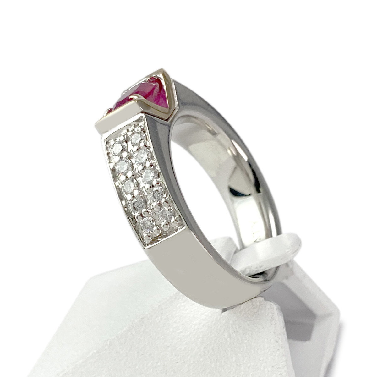 BAGUE d'occasion 2 ors 750 rubis diamants - vue 2