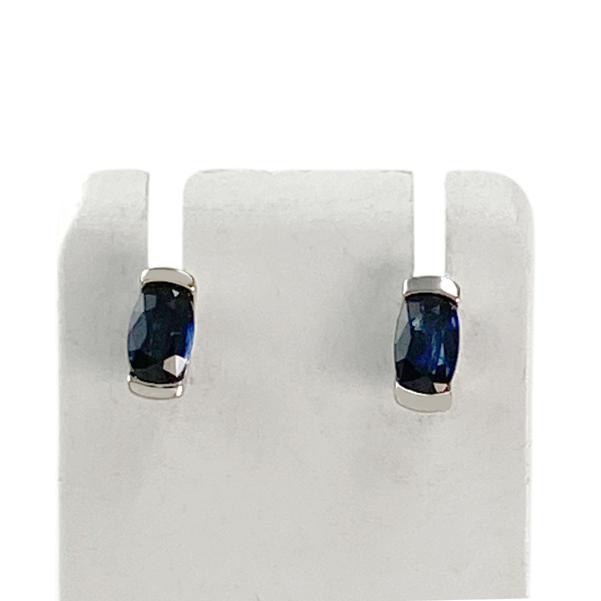 Boucles d'oreilles clous d'occasion or 750 blanc saphirs