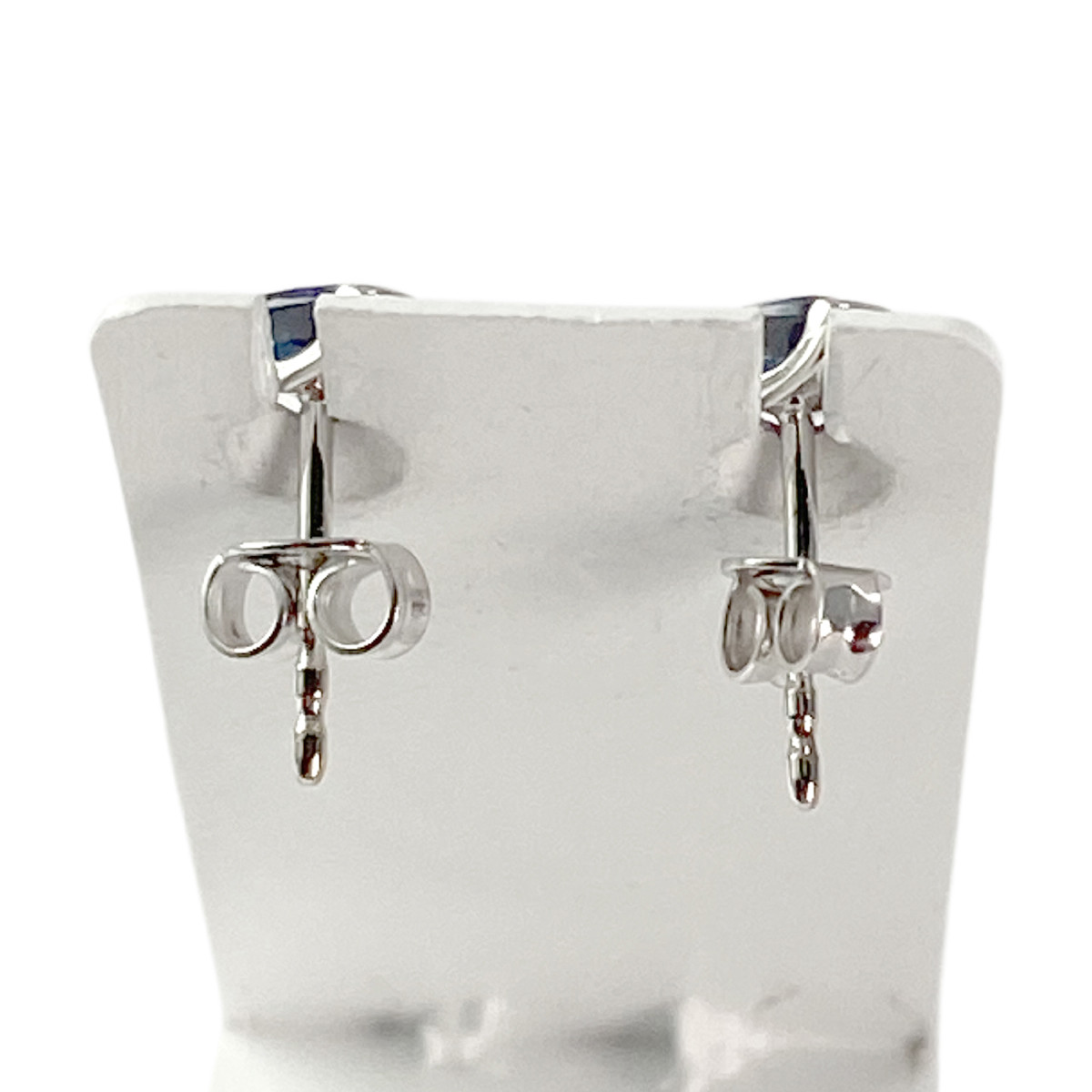 Boucles d'oreilles clous d'occasion or 750 blanc saphirs - vue 3