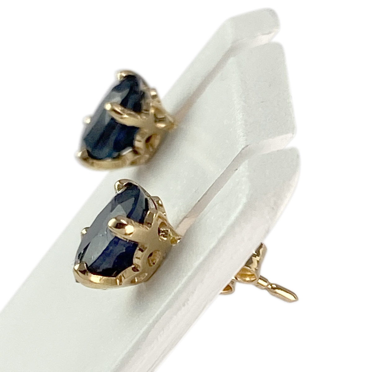 Boucles d'oreilles clous d'occasion or 750 jaune saphirs - vue 2