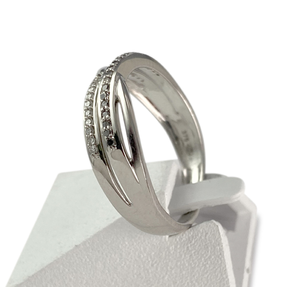 Bague d'occasion or 375 blanc avec diamants blancs et noirs blancs traités - vue 2