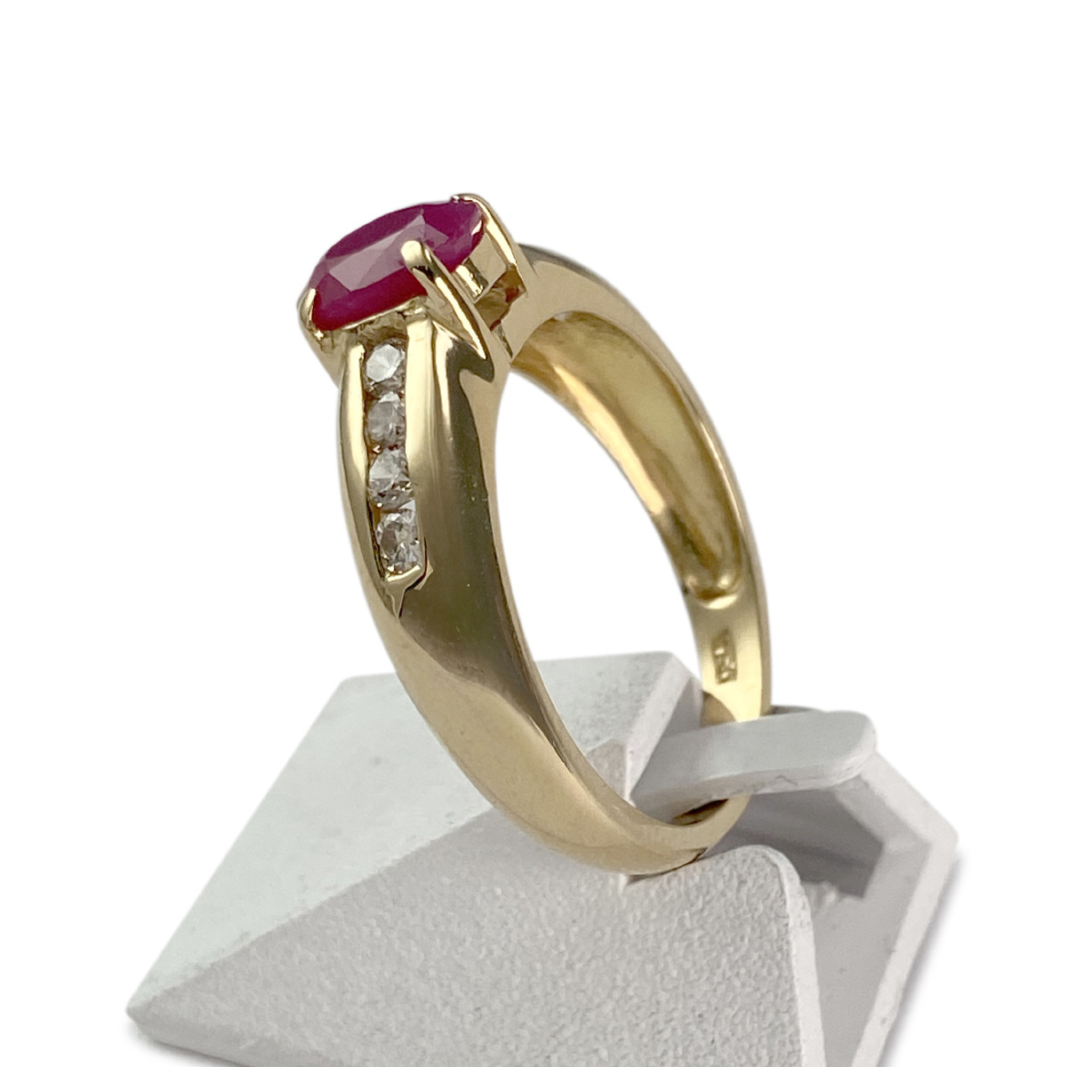 Second hand gold ring 750 yellow ruby diamonds - view 2