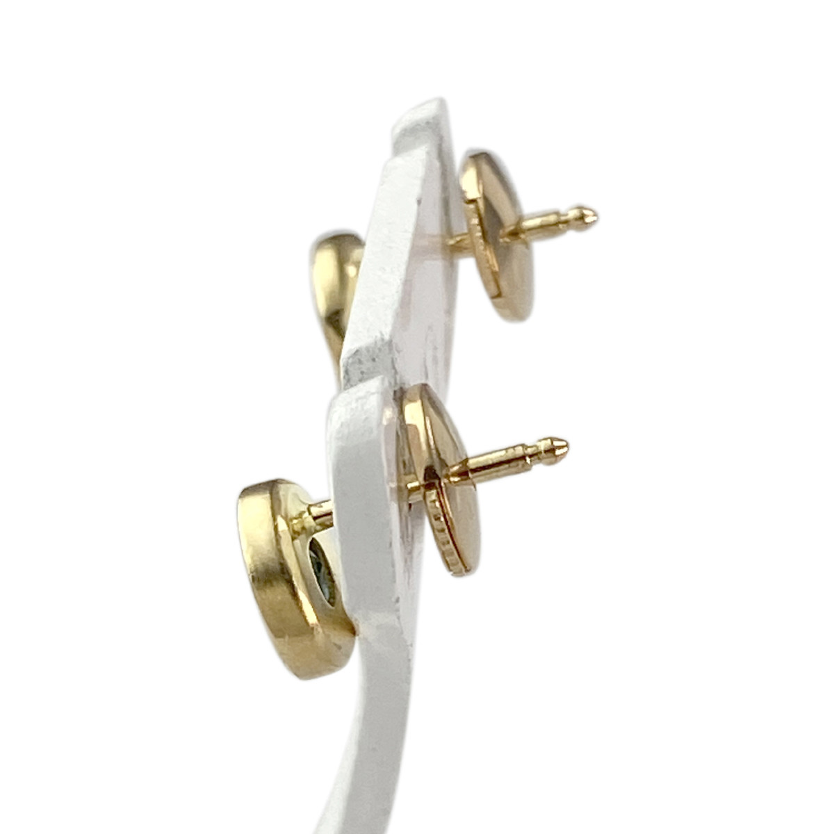 Boucles d'oreilles clous d'occasion or 750 jaune saphirs - vue 2