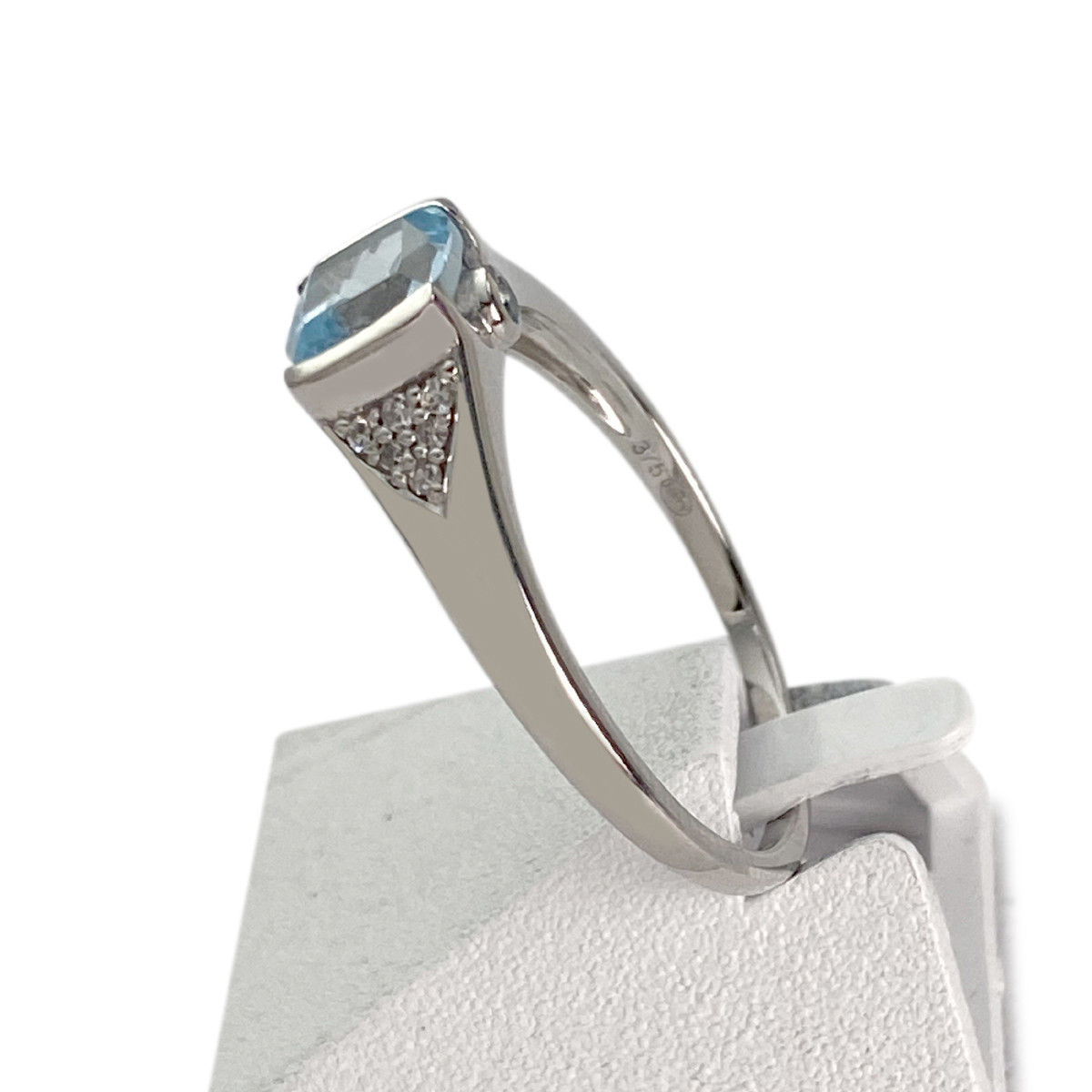 Bague d'occasion or 375 blanc topazes et diamants - vue 2