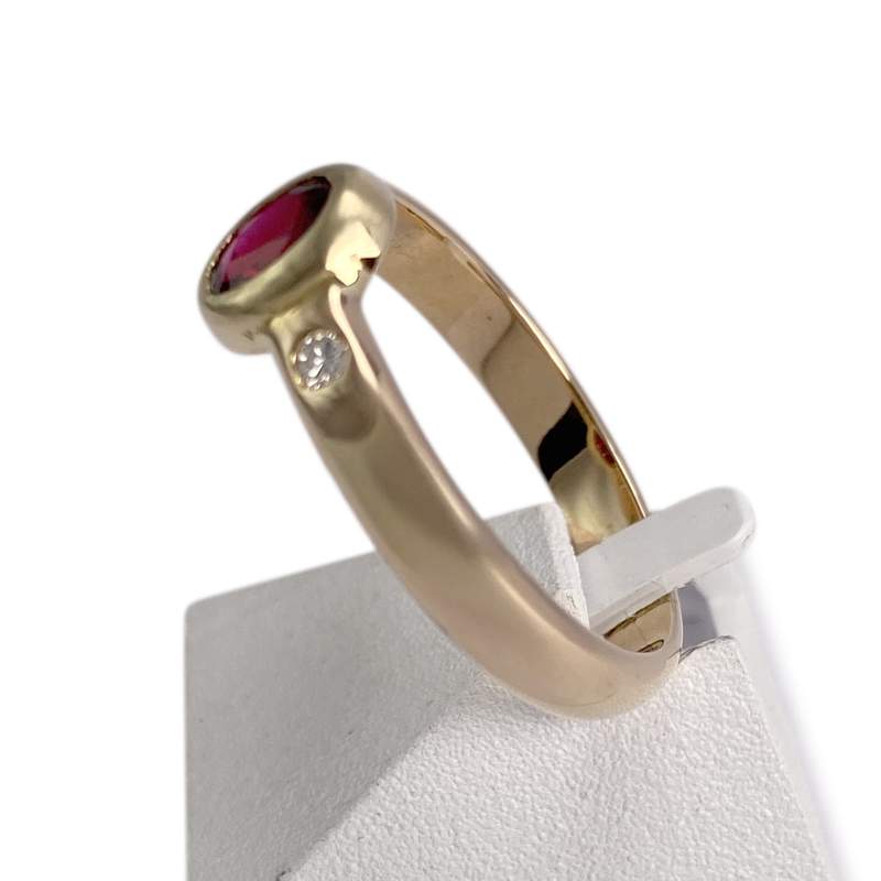 Bague d'occasion or 750 jaune diamants pierres rouges - vue 2