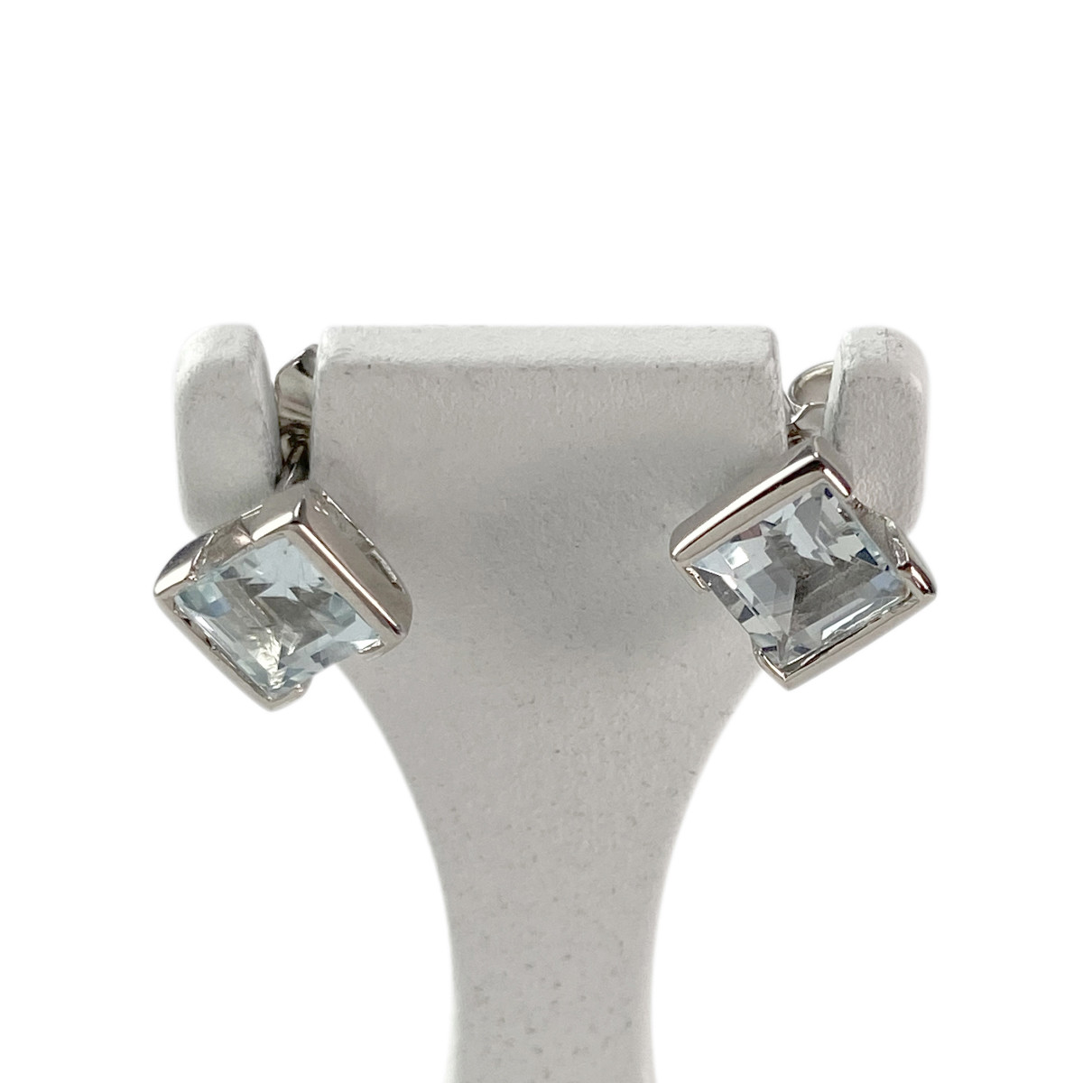 Boucles d'oreilles clous d'occasion or 750 blanc aigues marines