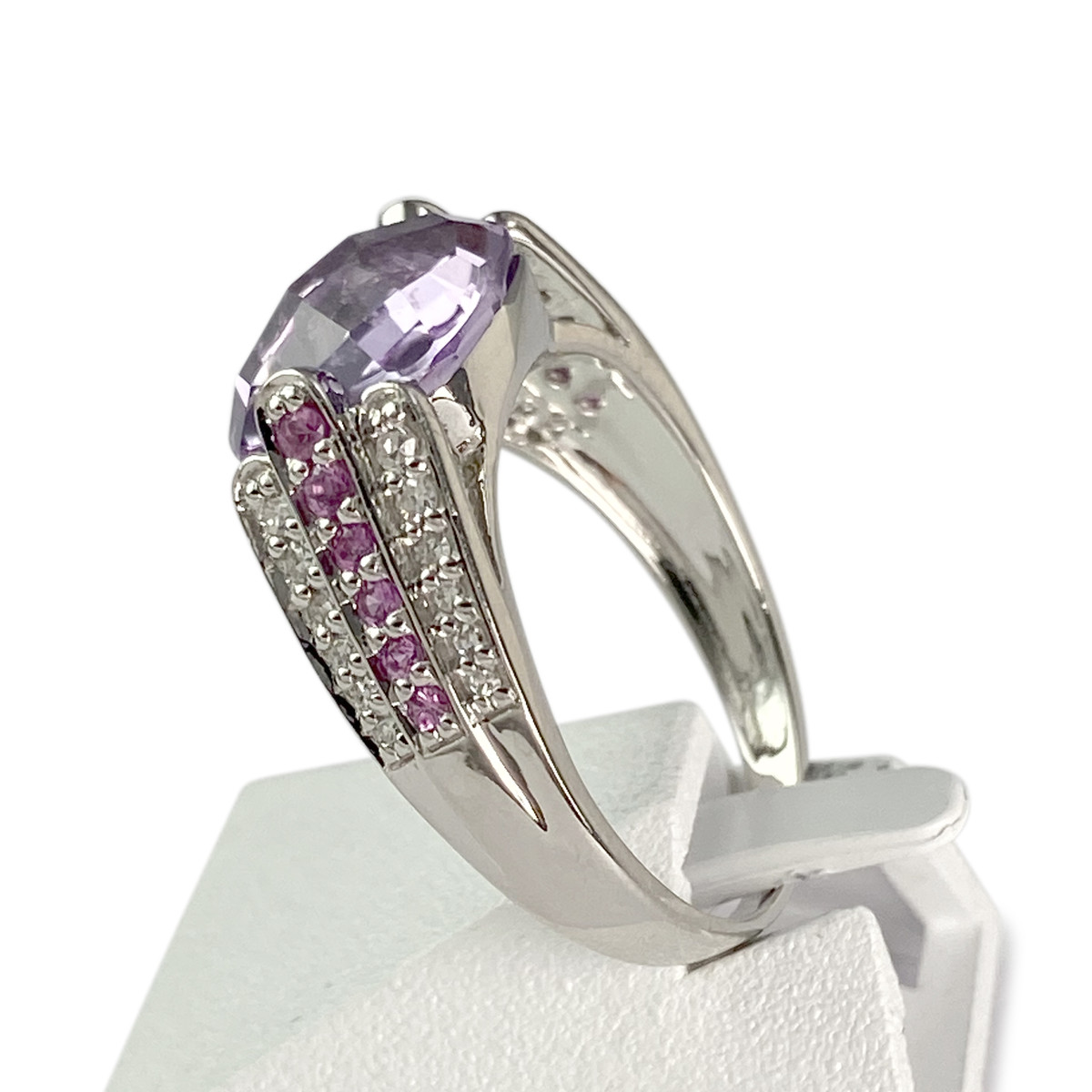 Bague d'occasion or 750 blanc améthyste rubis diamants - vue 2