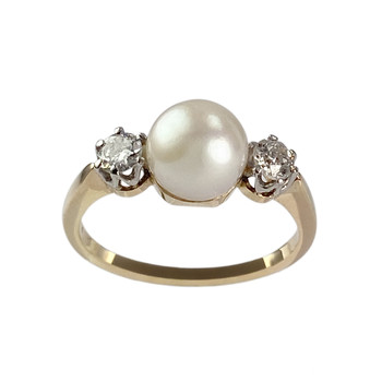 Tweedehands ring van 750 geelgoud met gekweekte parel en diamant