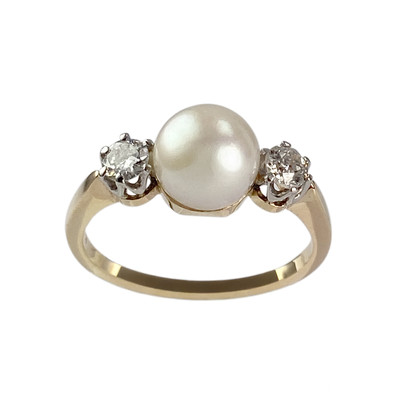 Tweedehands ring van 750 geelgoud met gekweekte parel en diamant
