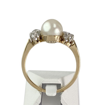 Tweedehands ring van 750 geelgoud met gekweekte parel en diamant