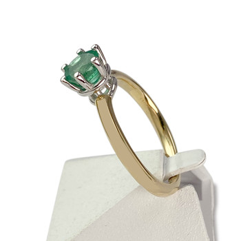 Tweekleurige solitaire ring van 585 goud met smaragd