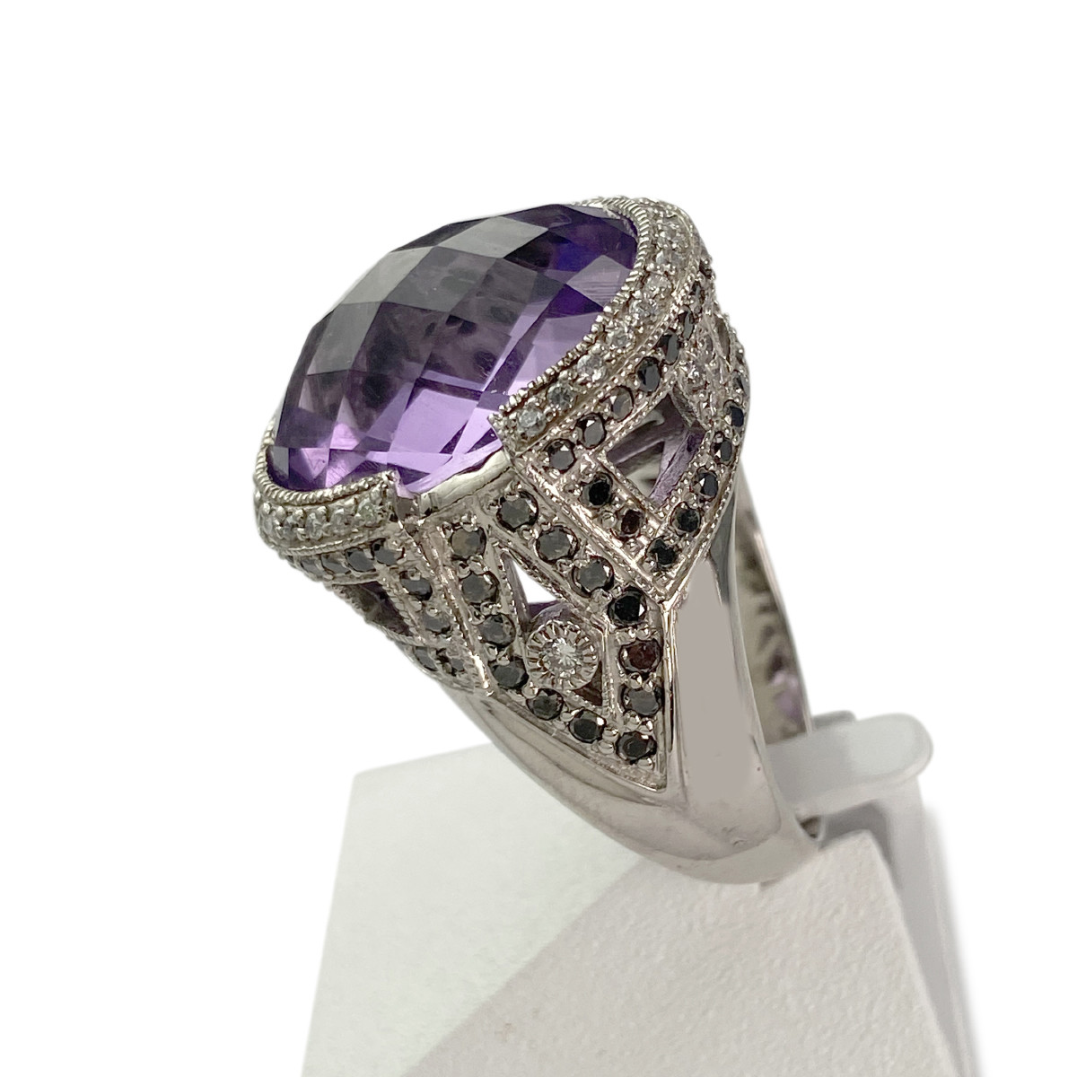 Bague d'occasion or 750 blanc avec 1 amethyste, des diamants blancs et des diamants noirs traités - vue 2