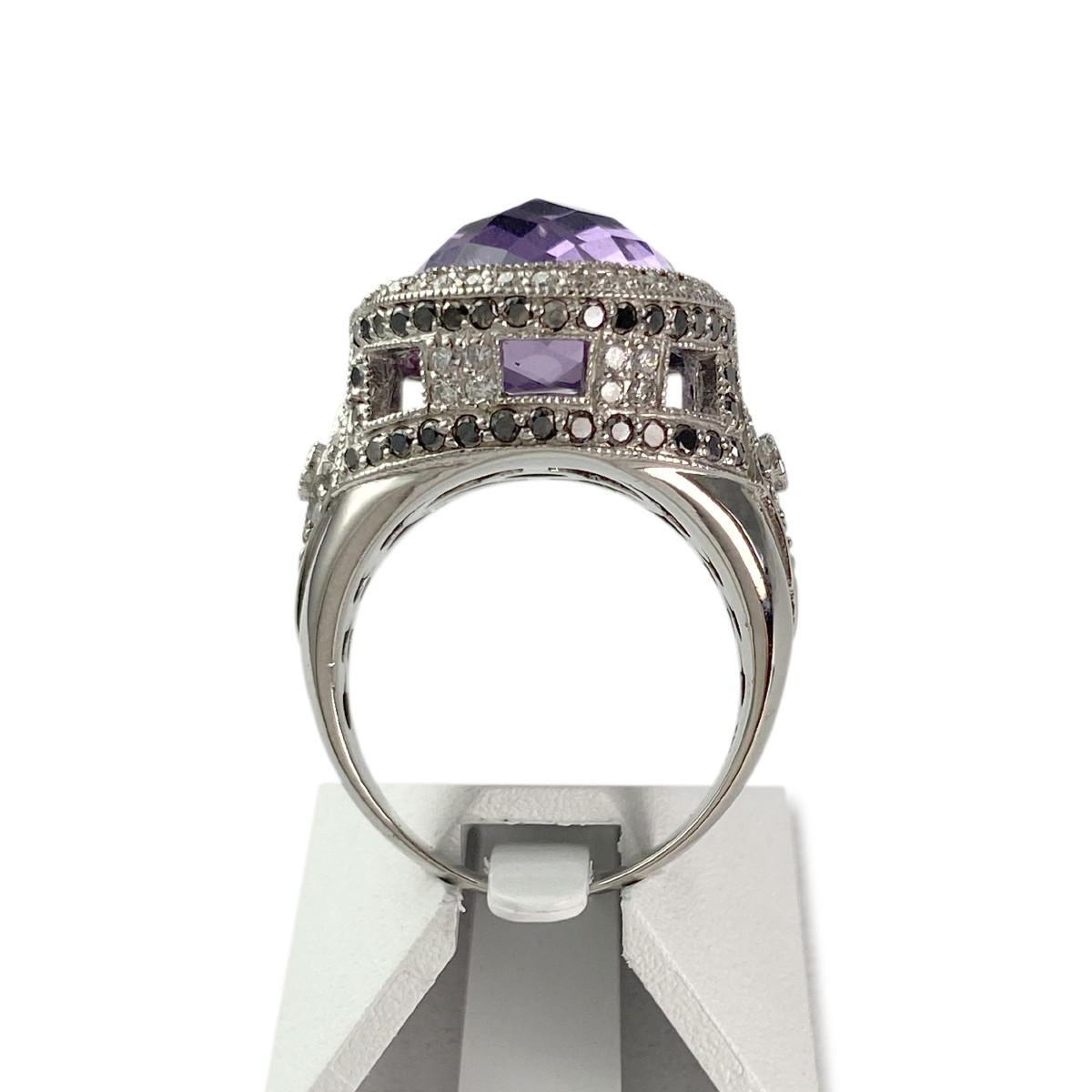 Bague d'occasion or 750 blanc avec 1 amethyste, des diamants blancs et des diamants noirs traités - vue 3