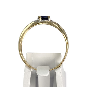 Tweekleurige ring van 750 goud met diamanten en saffier