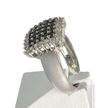 Bague d'occasion or 750 blanc avec diamants blancs et noirs traités