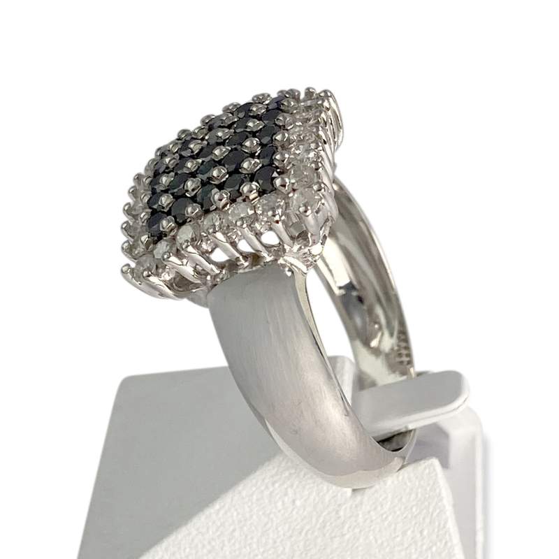 Bague d'occasion or 750 blanc avec diamants blancs et noirs traités - vue 2