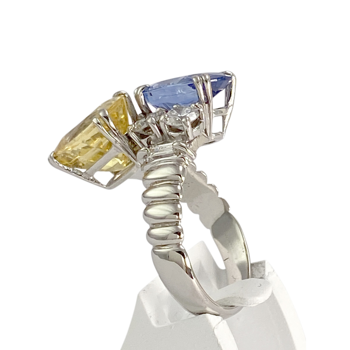 Bague d'occasion or 750 blanc saphir, saphir jaune et diamants - vue 2