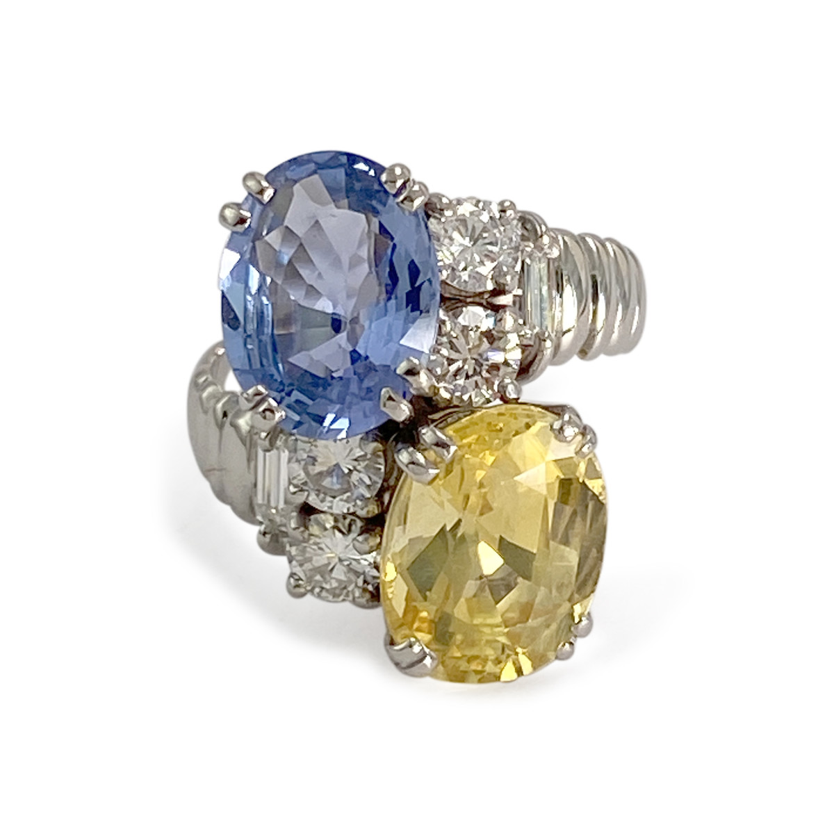 Bague d'occasion or 750 blanc saphir, saphir jaune et diamants - vue 4