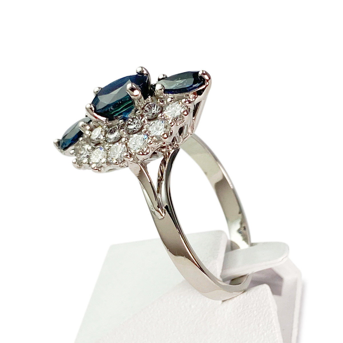 Bague d'occasion or 750 blanc saphirs diamants - vue 2