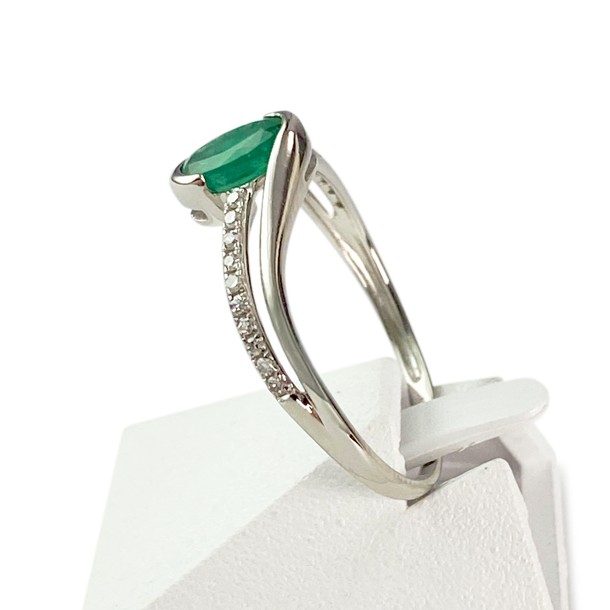 Bague d'occasion or 375 blanc émeraude, diamants - vue 2