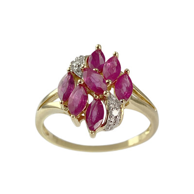 Tweekleurige ring van 750 goud met diamanten en robijnen