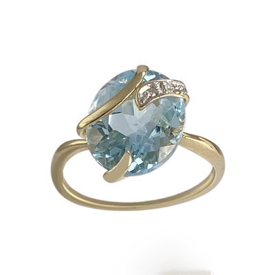 Tweedehands ring van 750 goud met diamanten en een blauwe topaas