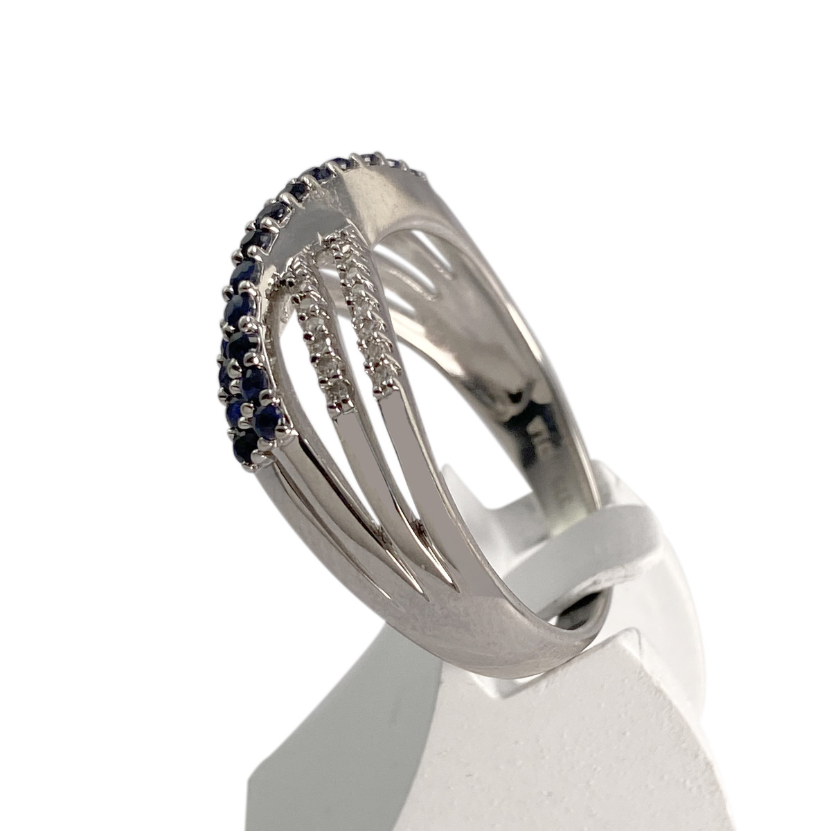 Bague d'occasion or 375 blanc diamants, saphirs - vue 2