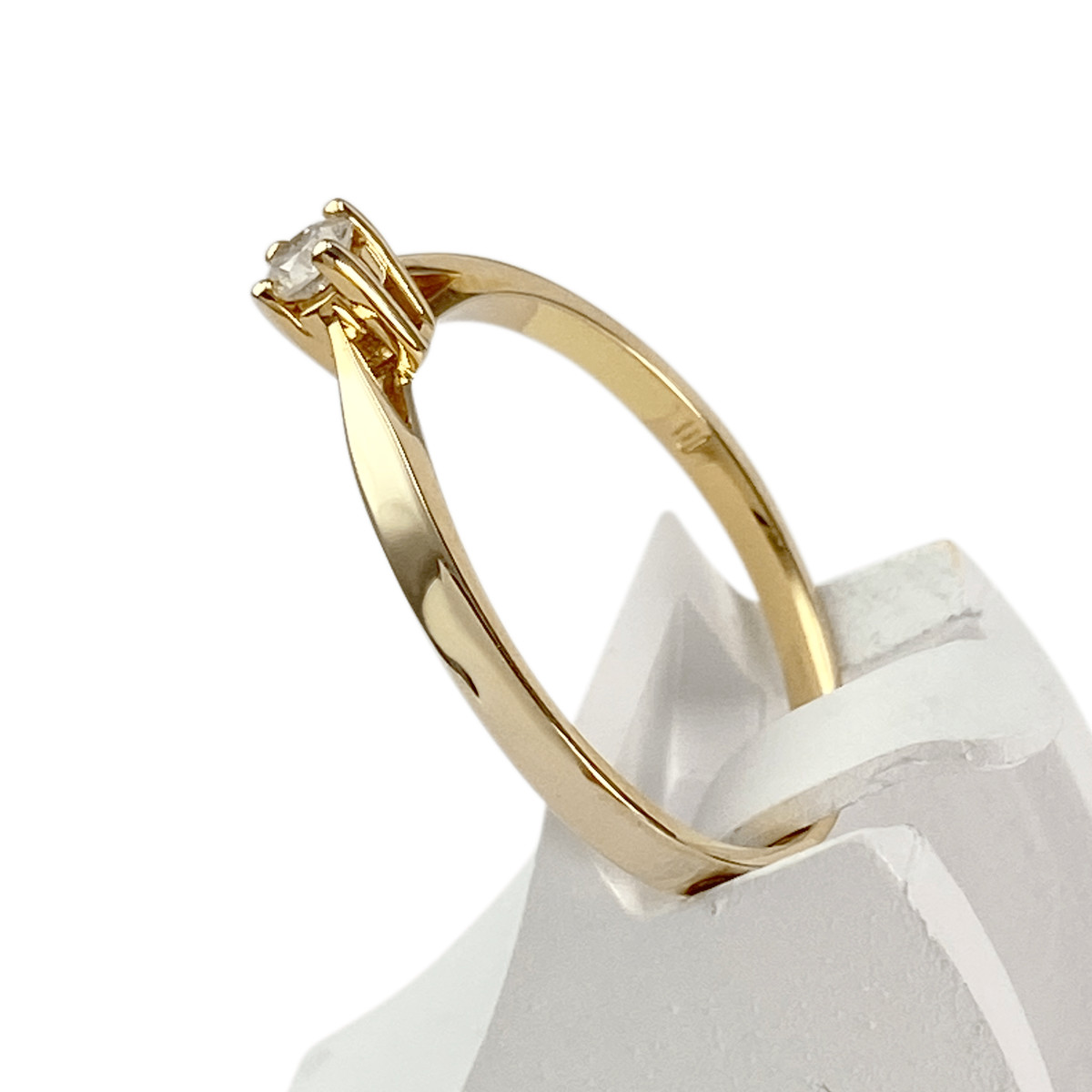 Pre-owned solitaire ring in 375 yellow gold with diamond - view 2