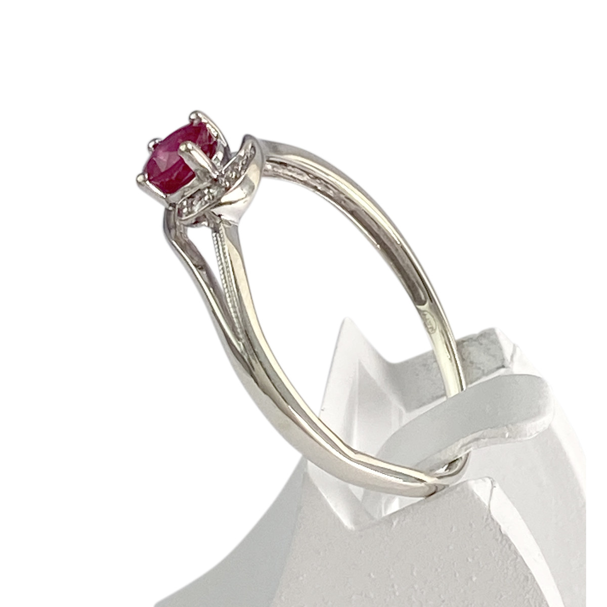 Bague d'occasion or 375 blanc rubis diamants - vue 2