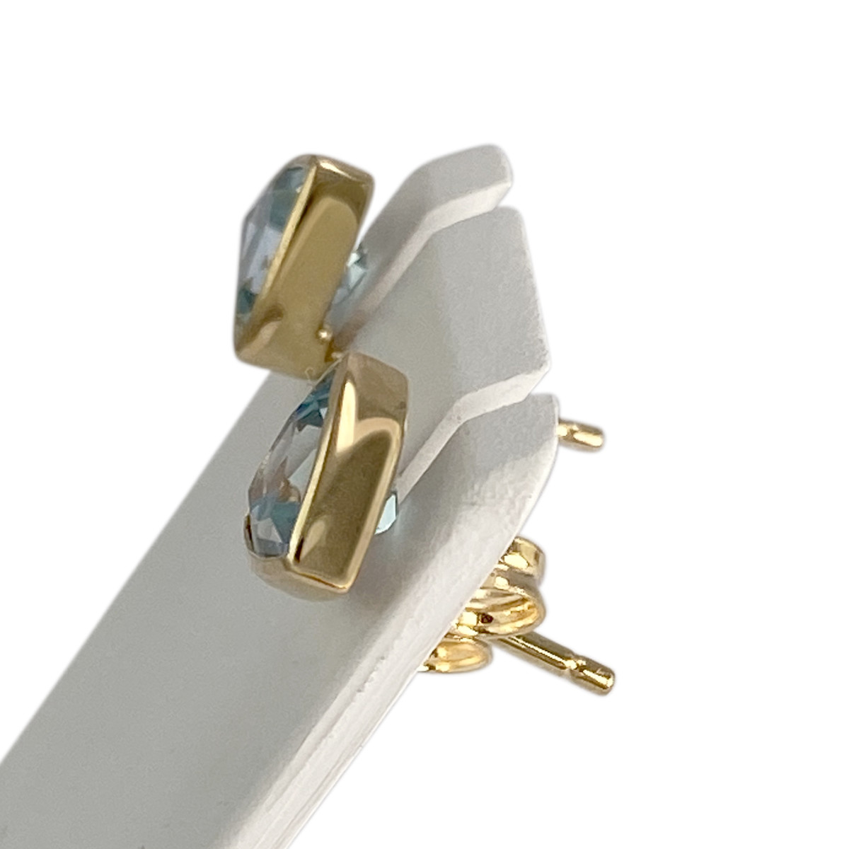 Boucles d'oreilles clous d'occasion or 750 jaune topaze bleues traitées - vue 2