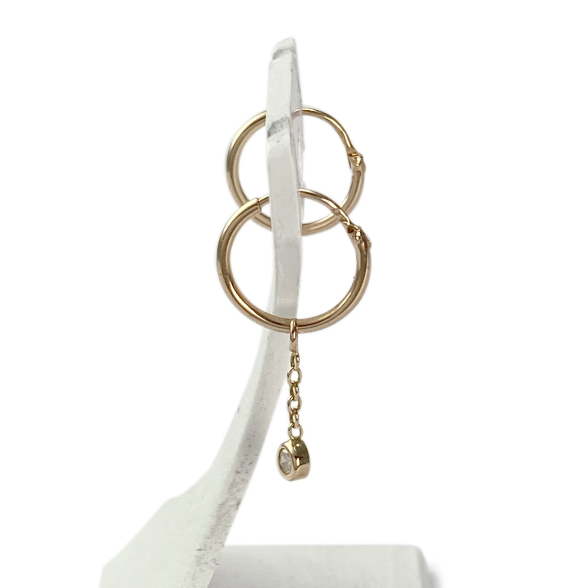 Créoles d'occasion or 750 jaune dépareillées diamant - vue 2