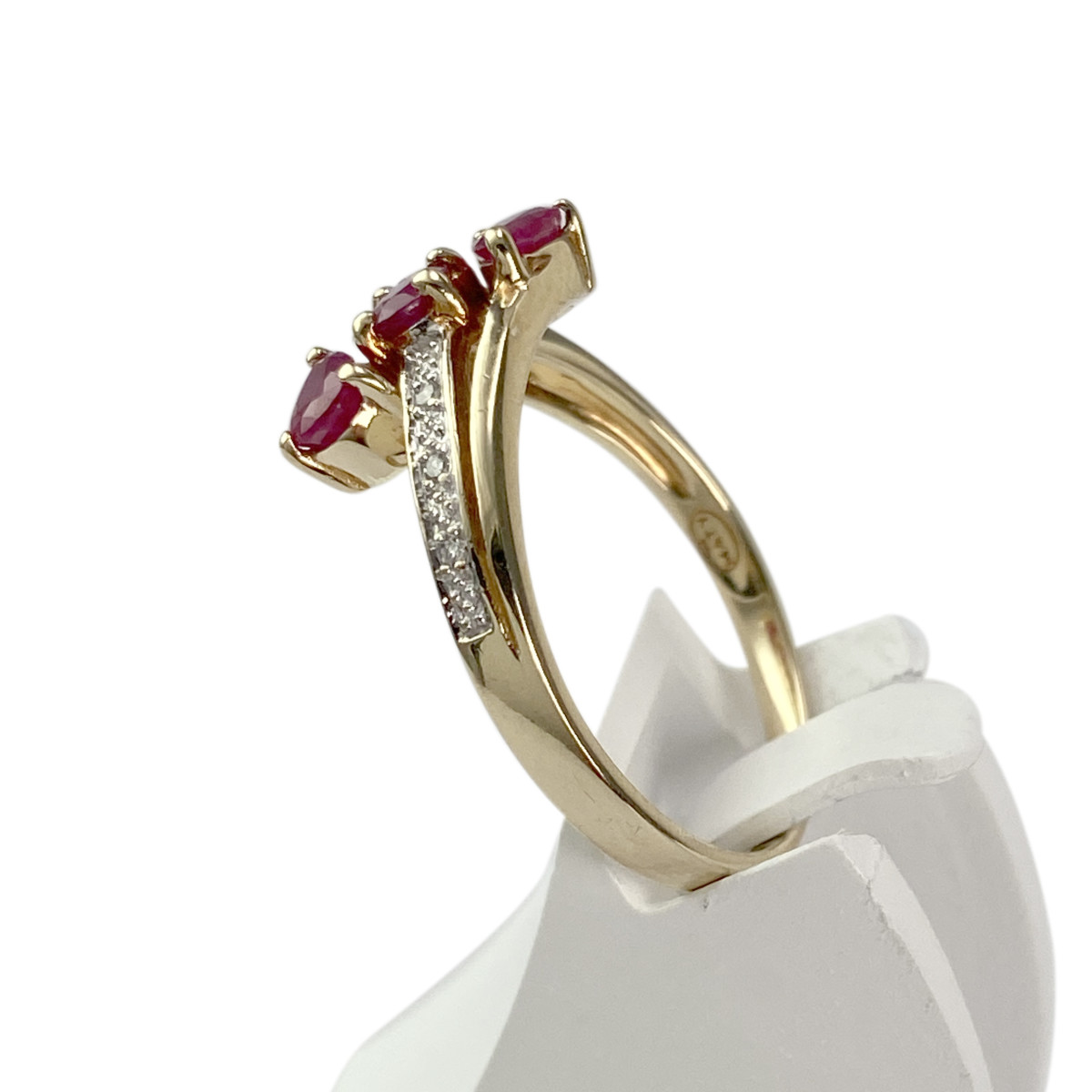Bague d'occasion  or 375 2 tons rubis diamants - vue 2