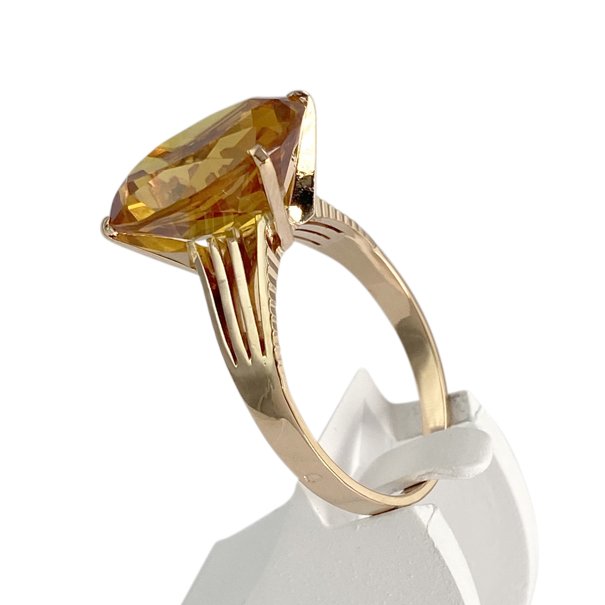 Bague d'occasion or 750 jaune corindon synthetique - vue 2