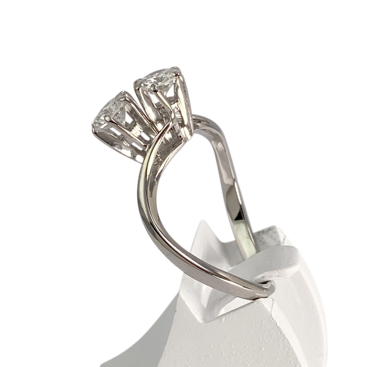 Tweedehands gouden ring 750 witte diamanten - bekijk 2.