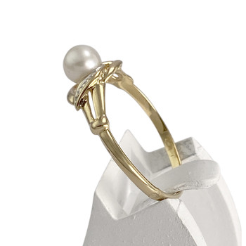 Tweekleurige ring van 750 goud met gekweekte parel