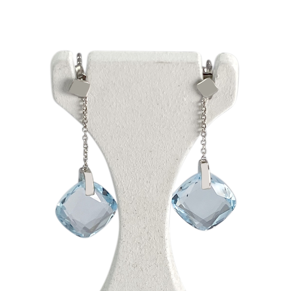 Boucles d'oreilles d'occasion or 750 jaune topazes bleues traitées