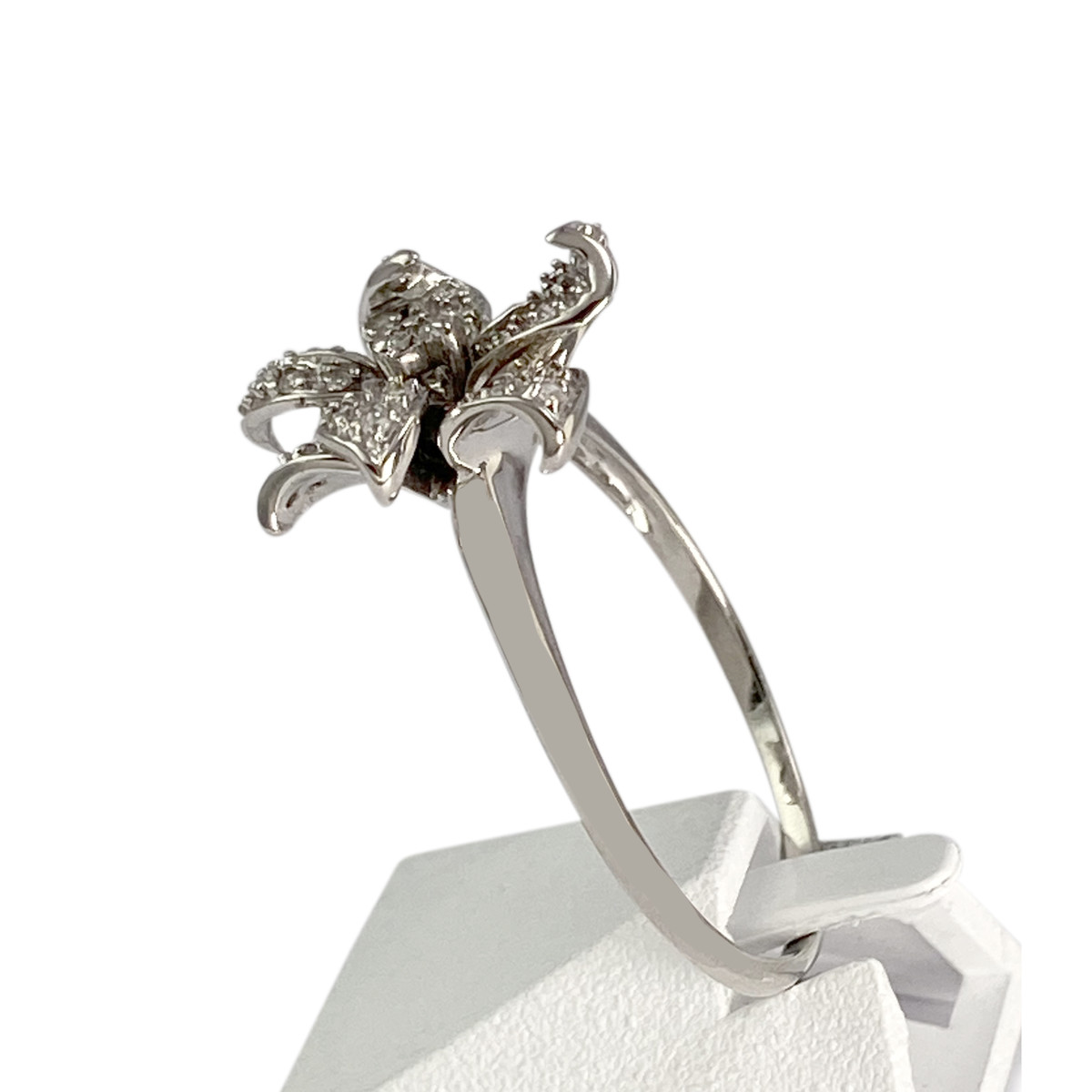 Bague d'occasion or 750 blanc fleur diamants - vue 2
