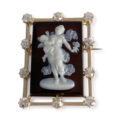 Pre-owned 14K yellow gold brooch with a diamond cameo